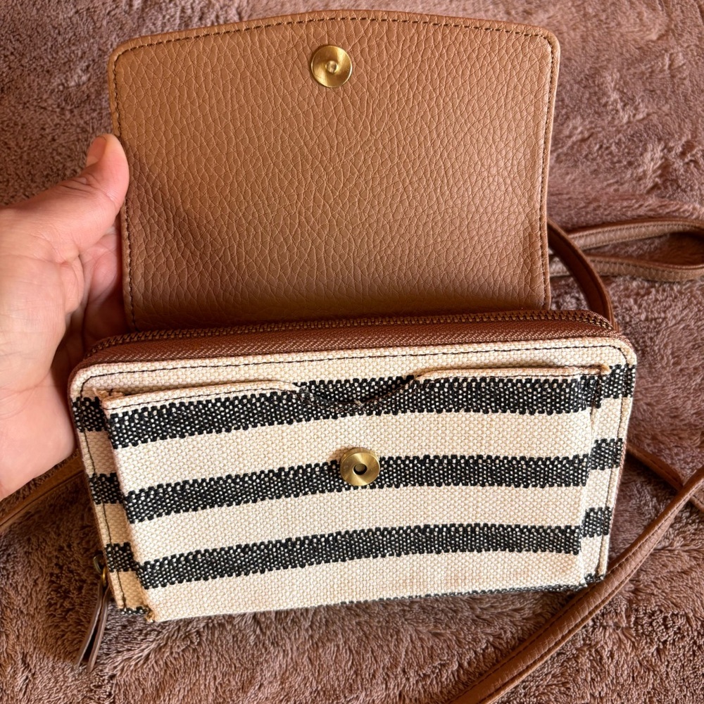 Relic by Fossil Kari Crossbody Wristlet Wallet. - Picture 3 of 7